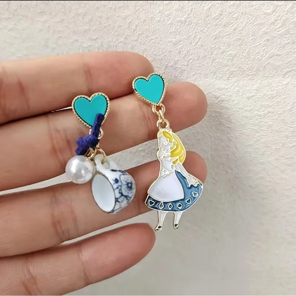 Alice in Wonderland Exclusive Earrings - Picture 2 of 4